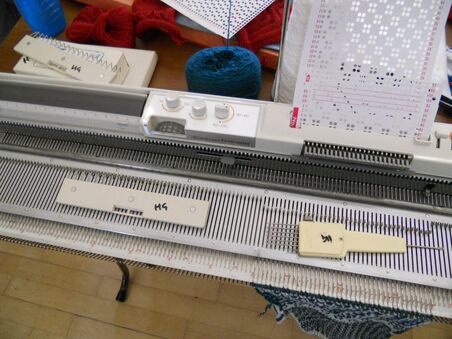 Studio SK326 knitting machine