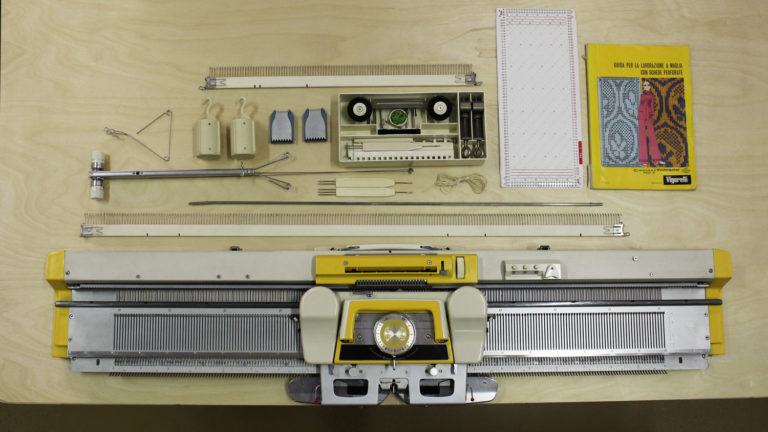 Studio SK321 knitting machine
